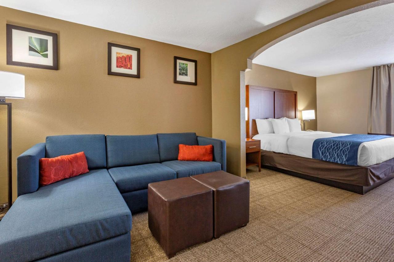 Hotel Comfort & I-10 3*