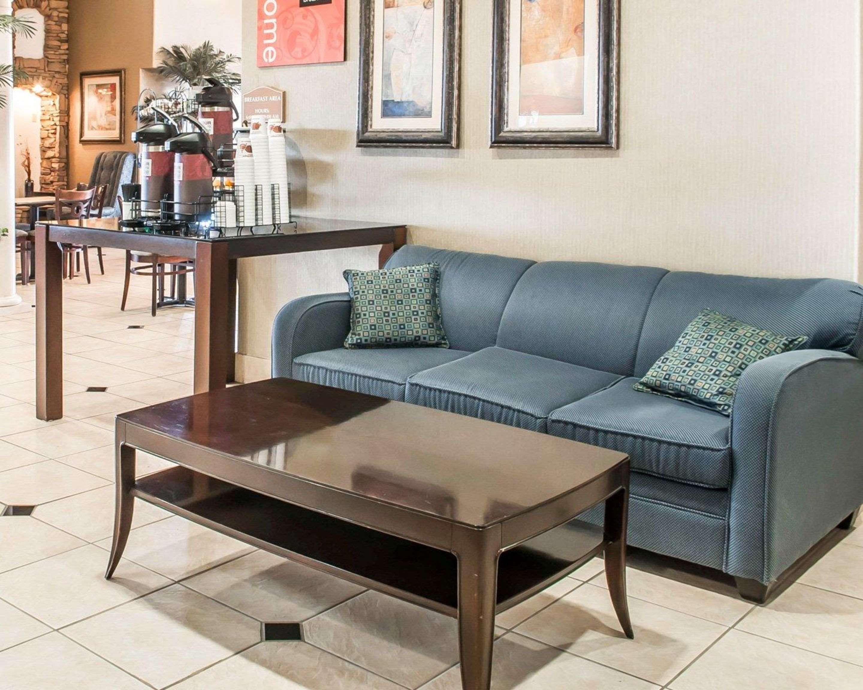 Hotel Comfort & I-10 3*