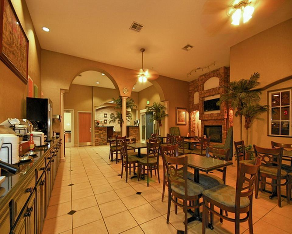 Hotel Comfort & I-10 3*